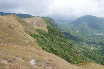 Naklejka premium Berge am ehemaligen Kraterrand in El Valle de Antón in Panama
