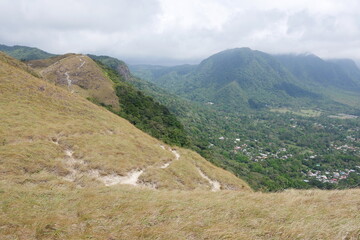 Fototapeta na wymiar Wanderweg in den Bergen von El Valle de Antón am Kraterrand in der Caldera in Panama