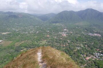 Fototapeta na wymiar Wanderweg zum Berg Cerro Cara Iguana in El Valle de Antón in der Caldera in den tropischen Bergen in Panama