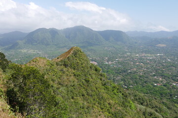 Fototapeta na wymiar Berg Cerro Cara Iguana in El Valle de Antón in der Caldera in den tropischen Bergen in Panama