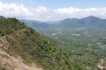 Naklejka na ściany i meble Blick auf die Stadt El Valle de Antón in der Caldera in den tropischen Bergen in Panama
