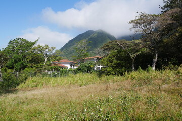 Stadt El Valle de Antón in Panama umgeben von Bergen