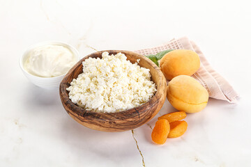 Cottage cheese with apricot and cream