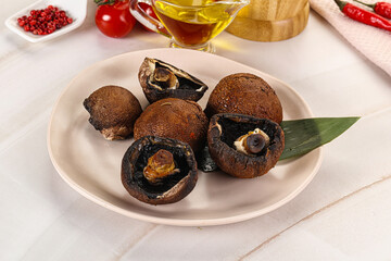 Baked brown champignons with spices