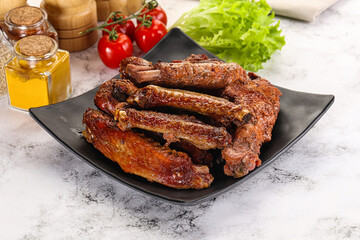 Roasted duck wings with sauce