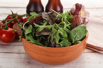 Mix salad in the bowl