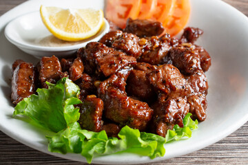 A closeup view of a plate of Chinese beefsteak.