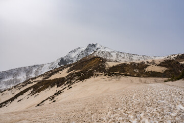 雪の残る磐梯山山頂部