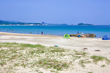 Fototapeta premium Summer Leisure at Sampo Beach with Seaside Islands View