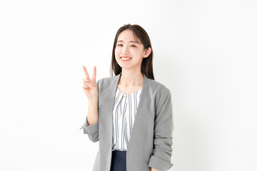 ピースする女性