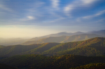Fototapeta premium Hazy Morning Overlook at Shenandoah National Park along the Blue Ridge Mountains in Virginia