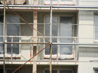Fototapeta na wymiar Budownictwo - robotnicy na rusztowaniu