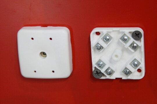 Electric plug and socket distributive box on 4-way connection without cap