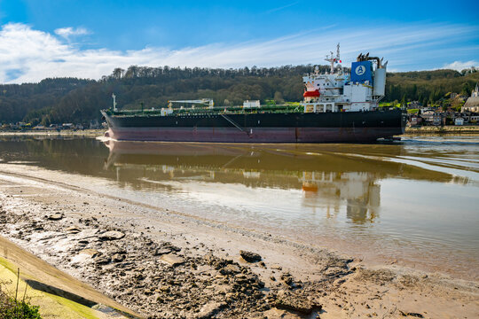 Passage d'un navire chimiquier sur la Seine lors de fortes marées. A marée basse, la Seine se découvre laissant apparaitre des rochers sur des bancs de sable et vase