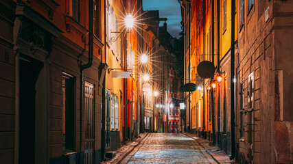Stockholm, Sweden. Night View Of Traditional Stockholm Street. Residential Area, Cozy Street In Downtown. Palsundsgatan Street In Historical District Gamla Stan. - obrazy, fototapety, plakaty