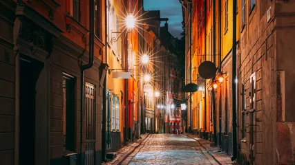 Fototapeten Stockholm, Sweden. Night View Of Traditional Stockholm Street. Residential Area, Cozy Street In Downtown. Palsundsgatan Street In Historical District Gamla Stan. © Grigory Bruev