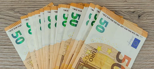 Foto op Plexiglas liasse de billets de banque de 50 euros, en gros plan, sur une table © ALF photo