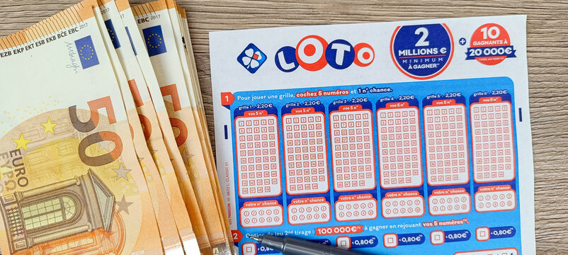 Gros plan de grilles fran&ccedil;aises de loto, de la soci&eacute;t&eacute; FDJ (La fran&ccedil;aise des jeux)