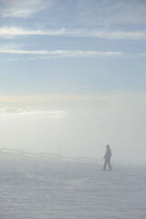 Skieur dans le brouillard