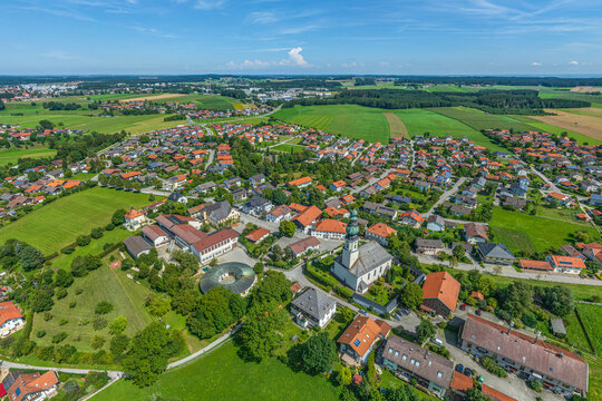 Ausblick auf Traunwalchen. Ortsteil von Traunreut in Oberbayern