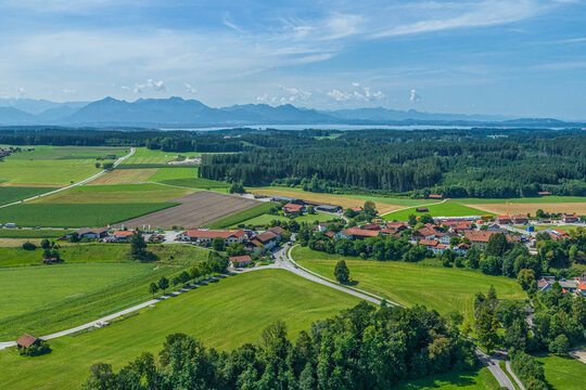 Die Region um den Ort Traunwalchen im Chiemgau von oben, Blick auf Matzing