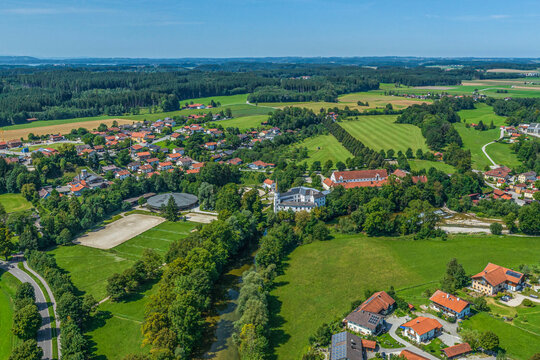 Ausblick auf Traunwalchen. Ortsteil von Traunreut in Oberbayern