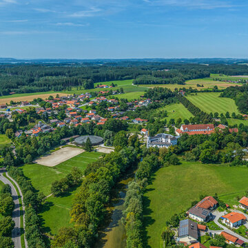 Die Region um den Ort Traunwalchen im Chiemgau von oben