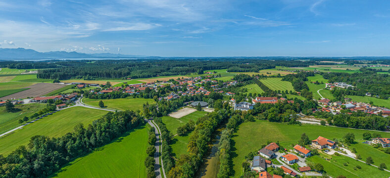 Die Region um den Ort Traunwalchen im Chiemgau von oben