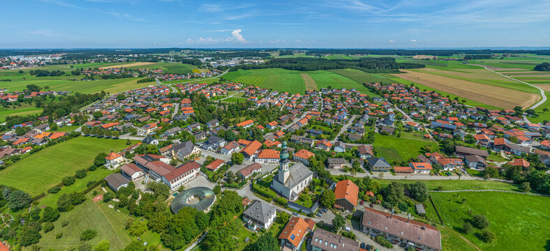 Ausblick auf Traunwalchen. Ortsteil von Traunreut in Oberbayern