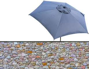 Parasol de jardin derrière mur de pierres apparentes, fond blanc  - 764623009