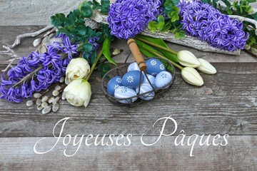 Carte de voeux Joyeuses Pâques : œufs de Pâques, fleurs et vœux de Pâques.