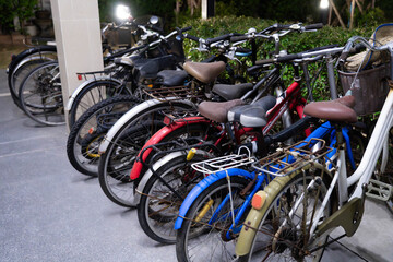 Fototapeta na wymiar Several old bicycles lined up under the apartment building