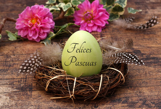 Tarjeta de felicitación Felices Pascuas: Cesta de Pascua con un huevo de Pascua etiquetado.
