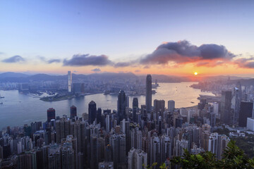 Obraz premium Sunrise Over Victoria Harbour: A Hong Kong Panorama at the Peak
