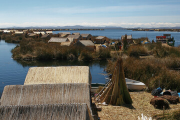 Pływająca wioska ludu Uros na jeziorze Titicaca - obrazy, fototapety, plakaty