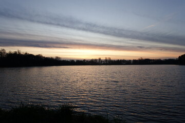 Sonnenaufgang am Tweelbäker See in Oldenburg, Deutschland. 
