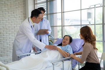 Doctors and nurses physical therapist Check the patient's condition