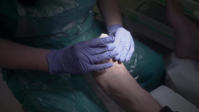 Profession of podiatrist, The podiatrist bandages the thumb with a bandage