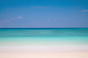 南国のエメラルドグリーンの海