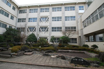 学校、四国、愛媛、お堀、門