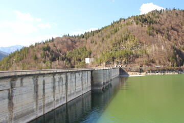 Fototapeta na wymiar A dam with a river running through it