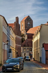 parchim, deutschland - straße in der altstadt mit rathaus und georgskirche - 764869060