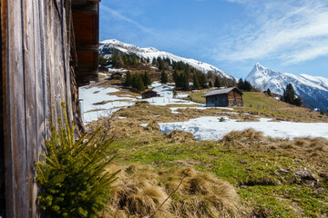 Almhütten in den Alpen im Frühjahr bei der Schneeschmelze