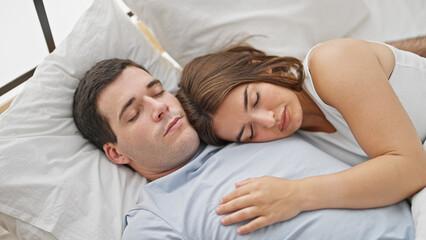 Obraz na płótnie Canvas Beautiful couple lying on bed sleeping at bedroom