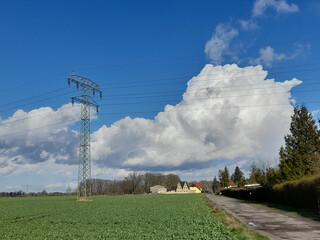 Landschaft mit Wolkengebilde und Dorf