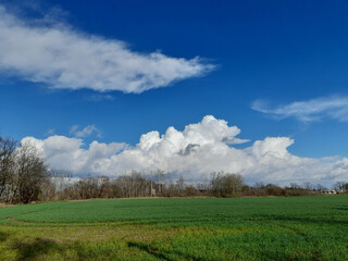 Fototapeta premium Wolkengebilde über Landschaft