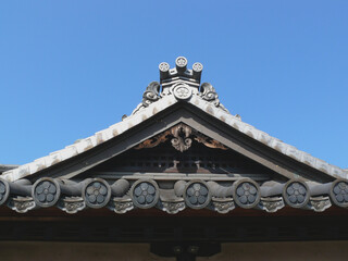 寺の屋根。
日本の伝統木造建築の屋根、クローズアップ。