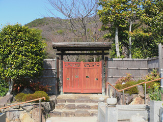Fototapeta na wymiar 日本の伝統的家屋の門。 日本の寺の風景。