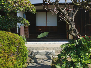 寺の講堂入り口に乾してある傘。
日本の寺の風景。
倉敷市呼松安楽院。