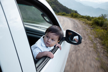  Un Bebé Curioso Observando el Viaje a Través de la Ventana Explorando el Mundo, concepto de...